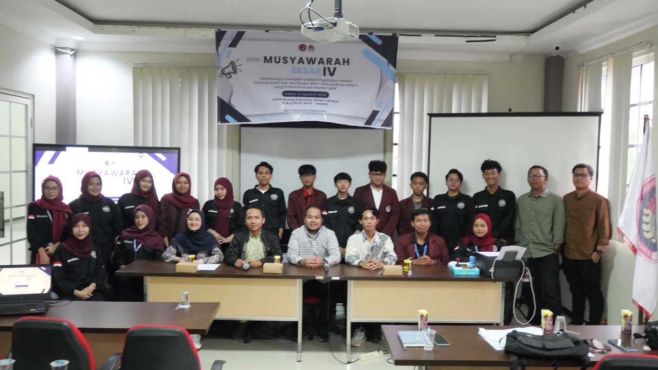 Foto bersama Dosen Pembina Kemahasiswaan Prodi TI, Rizki Zulkarnain, S.Pd., M.Pd. dan Kaprodi Agus Wijayanto dan pengurus HIMATI periode 2025-2026. Foto: Istimewa