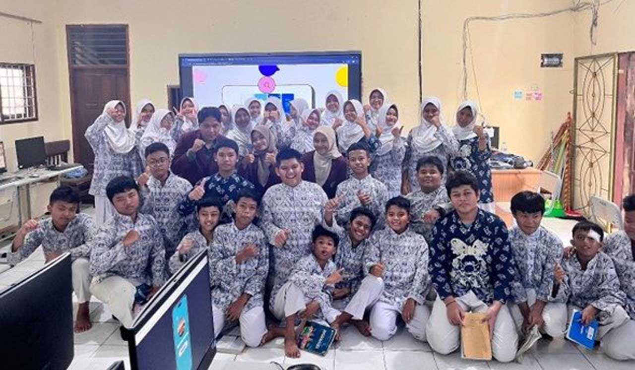 Naufal dkk berfoto bersama dengan siswa-siswi SMP Negeri 7 Balikpapan. Foto: Istimewa