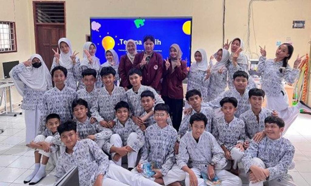 Naufal dkk berfoto bersama dengan siswa-siswi SMP Negeri 7 Balikpapan. Foto: Istimewa