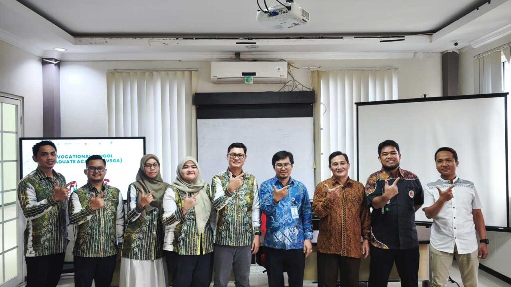 Kepala BPSDMP Kominfo Banjarmasin Syarifuddin dan tim foto bersama Dekan Djumhadi, S.T., M.Kom dan Kaprodi S1 Sistem Informasi Nasruddin S.Kom., M.Kom. dan Kaprodi S1 Teknologi Informasi Agus Wijayanto, S.Kom., M.Kom. Foto: Media Kreatif