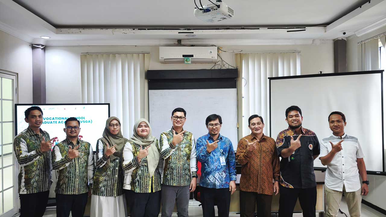Kepala BPSDMP Kominfo Banjarmasin Syarifuddin dan tim foto bersama Dekan Djumhadi, S.T., M.Kom dan Kaprodi S1 Sistem Informasi Nasruddin S.Kom., M.Kom. dan Kaprodi S1 Teknologi Informasi Agus Wijayanto, S.Kom., M.Kom. Foto: Media Kreatif
