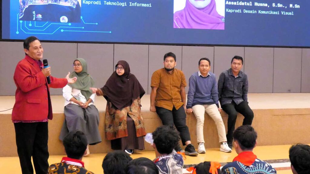 Dekan Djumhadi, S.T., M.Kom. memperkenalkan kaprodi masing-masing kepada Mahasiswa Baru 2025. Foto: Media Kreatif