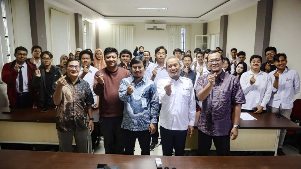 Foto bersama seluruh peserta dan pengajar usai pembukaan. Baris depan dari kanan, Wakil Rektor Wisnu Hera Pamungkas, asesor LSP TD Istia Budi, Perwakilan BPSDM Komdigi Banjarmasin Syarifuddin, asesor LSP TD Dedi Priansyah, dan Dekan Fakultas Ilmu Komputer Djumhadi. Foto: Media Kreatif