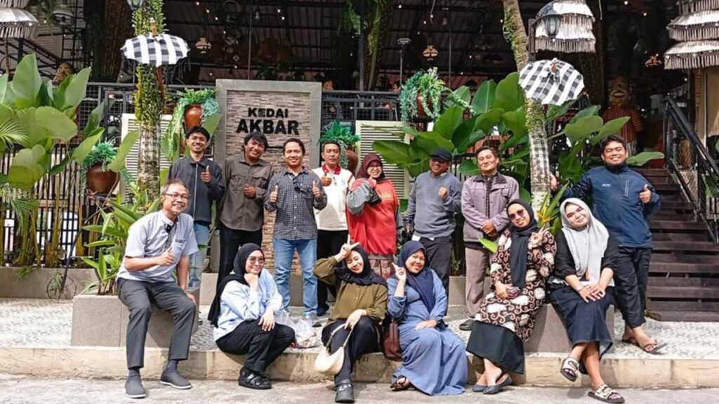 Dekan Fakultas Ilmu Komputer Djumhadi, S.T., M.Kom bersama pimpinan prodi dan staf, bagian akademik, dan laboratorium di Kedai Akbar, Jumat (11/7/2025). Foto: Istimewa