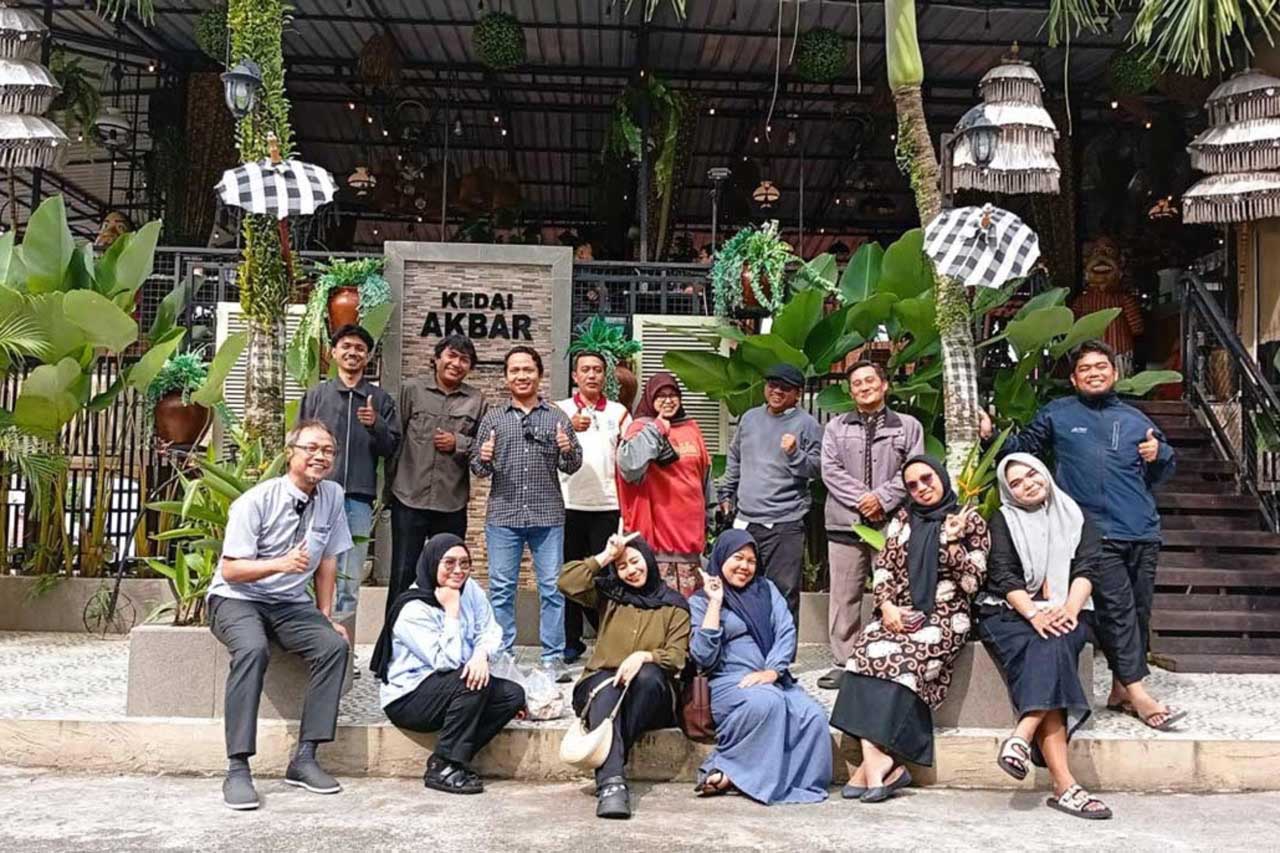 Dekan Fakultas Ilmu Komputer Djumhadi, S.T., M.Kom bersama pimpinan prodi dan staf, bagian akademik, dan laboratorium di Kedai Akbar, Jumat (11/7/2025). Foto: Istimewa