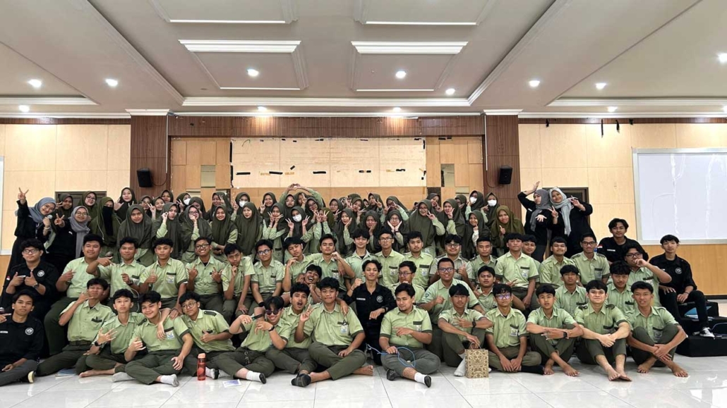 Himpunan Mahasiswa S1 Teknologi Informasi (HIMATI) Universitas Mulia membawa pengalaman belajar praktis ke lingkungan SMA Islam Terpadu (SMAIT) Al-Auliya Balikpapan, Selasa (23/7/2025). Foto: Istimewa