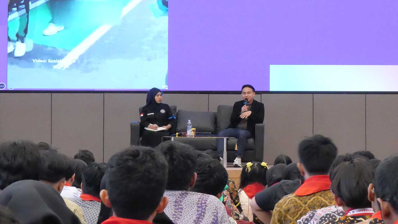 Direktur Comtelindo Hariyanto duduk berdiskusi. Foto: Media Kreatif