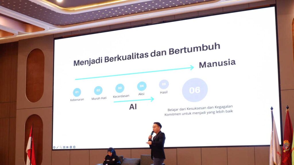 Direktur Comtelindo Hariyanto berdiri memaparkan materi. Foto: Media Kreatif