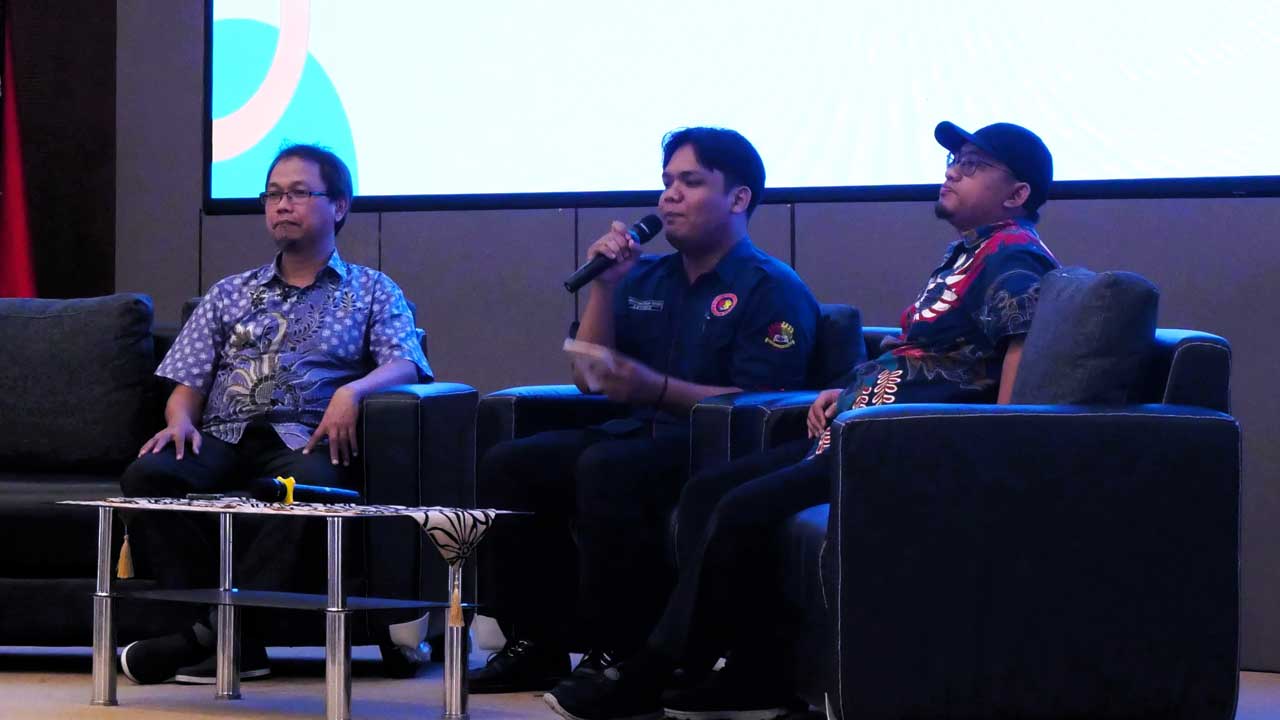 Subur Anugerah (kiri) bersama M Safii (kanan/bertopi) saat mengawali sesi paparan kepada mahasiswa baru 2025. Foto: Media Kreatif