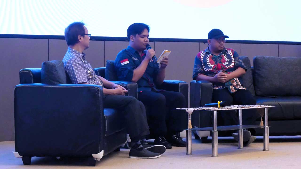 Kepala BAAK FIKOM M Safi'i mengenakan topi hitam. Foto: Media Kreatif