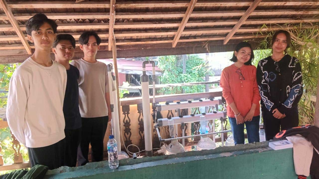 Afriza Maulana dan kawan-kawannya pada Prodi S1 Informatika menciptakan Sistem Aquaponik Pintar, Kontrol Pakan Lele dan Kualitas Air Lewat Ponsel. Foto: Istimewa