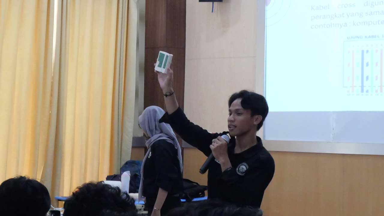 Salah seorang mahasiswa memperkenalkan tools untuk memastikan kabel terpasang dengan benar. Foto: Istimewa