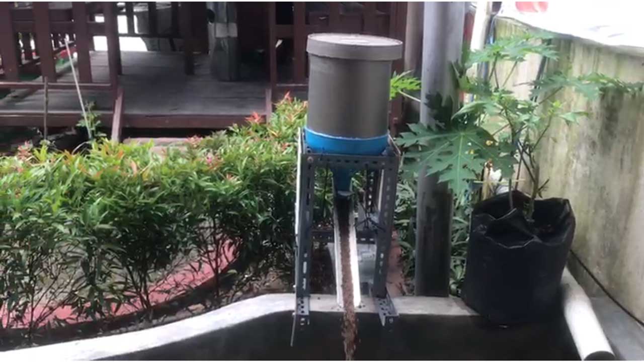 Pakan Ikan Cerdas diletakkan di Kantor Kelurahan Gunung Sari Ulu, Kec. Balikpapan Tengah, Balikpapan, Kaltim. Foto: Istimewa