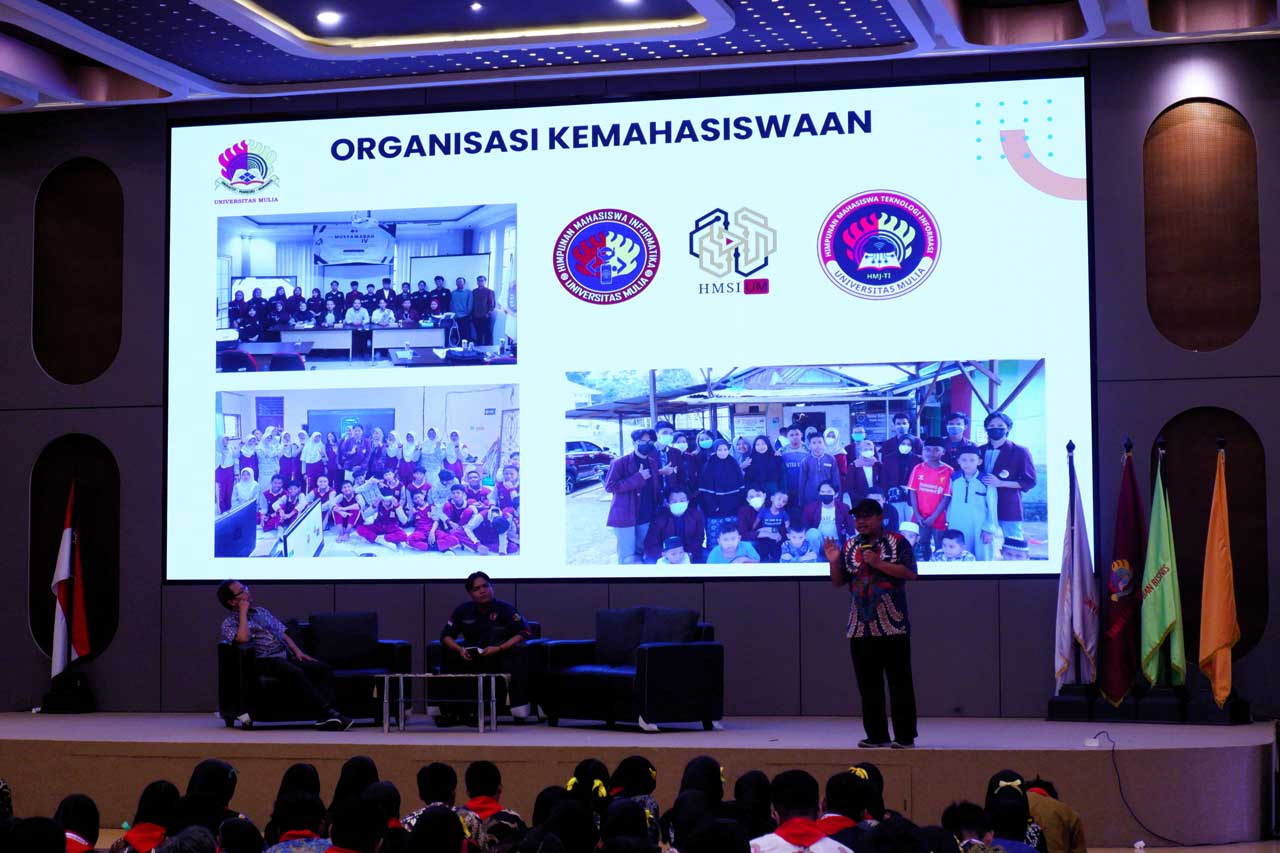Kepala BAAK FIKOM M Safi'i berbicara di hadapan mahasiswa baru 2025, Jumat (22/8/2025). Foto: Media Kreatif