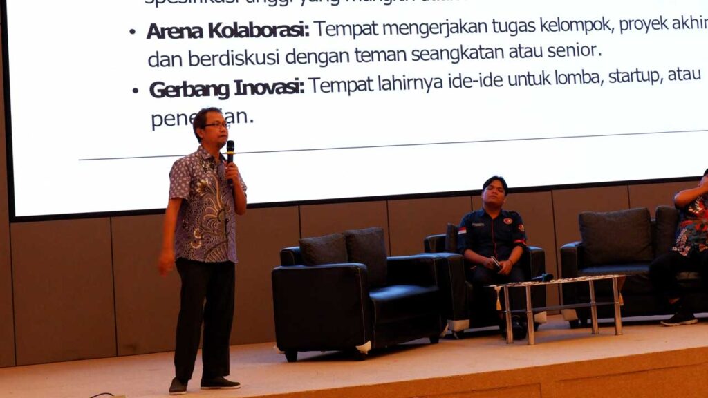 Kepala Lab FIKOM Subur Anugerah saat memaparkan Lab FIKOM kepada mahasiswa baru 2025. Foto: Media Kreatif
