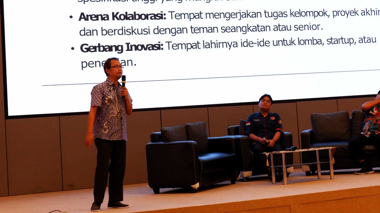 Kepala Lab FIKOM Subur Anugerah saat memaparkan Lab FIKOM kepada mahasiswa baru 2025. Foto: Media Kreatif