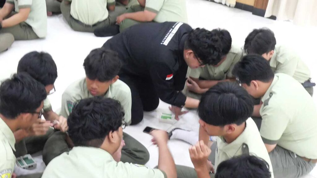 Para siswa sedang praktek merakit kabel UTP (Unshielded Twisted Pair). Foto: Istimewa
