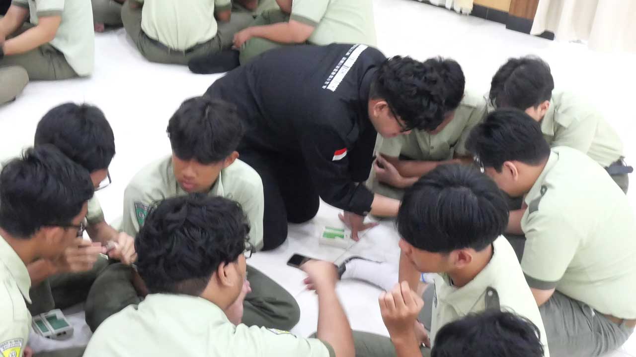 Para siswa sedang praktek merakit kabel UTP (Unshielded Twisted Pair). Foto: Istimewa