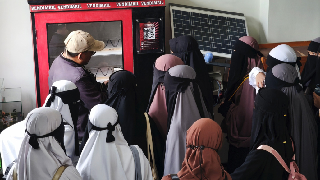 Safii memperlihatkan Vending Machine Cerdas: Mesin penjual otomatis bertenaga surya yang dapat dikontrol dan dimonitor melalui aplikasi smartphone. Foto: Media Kreatif