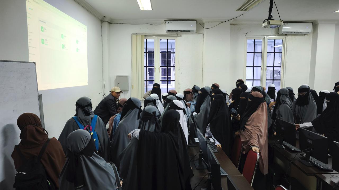 Safii menerangkan di Lab Robotika FIKOM Universitas Mulia. Foto: Media Kreatif