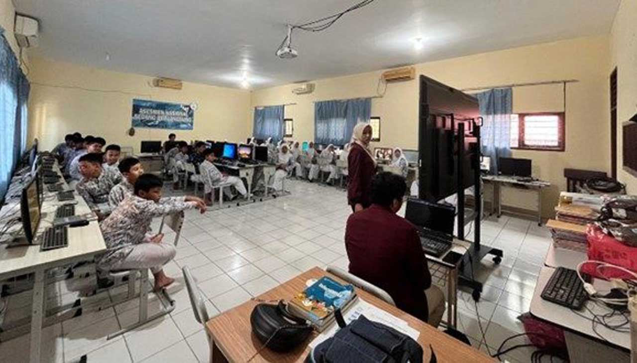 Suasana Pelatihan. Foto: Laporan Pelatihan Desain User Interface (Ui) Menggunakan Figma di SMP Negeri 7 Balikpapan oleh Naufal dkk.