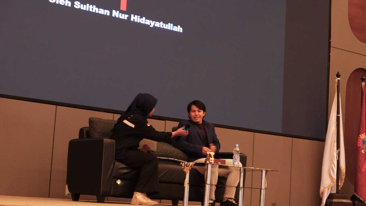 Sulthan Nur Hidayatullah, Pemuda Pelopor Bidang Sosial dan Budaya tahun 2020 Kota Balikpapan berbagi dengan Mahasiswa Baru 2025. Foto: Media Kreatif