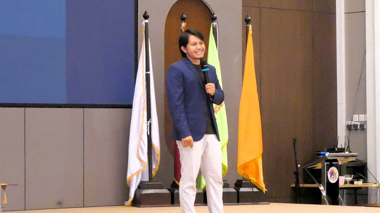 Sulthan Nur Hidayatullah, Pemuda Pelopor Bidang Sosial dan Budaya tahun 2020 Kota Balikpapan berbagi dengan Mahasiswa Baru 2025. Foto: Media Kreatif