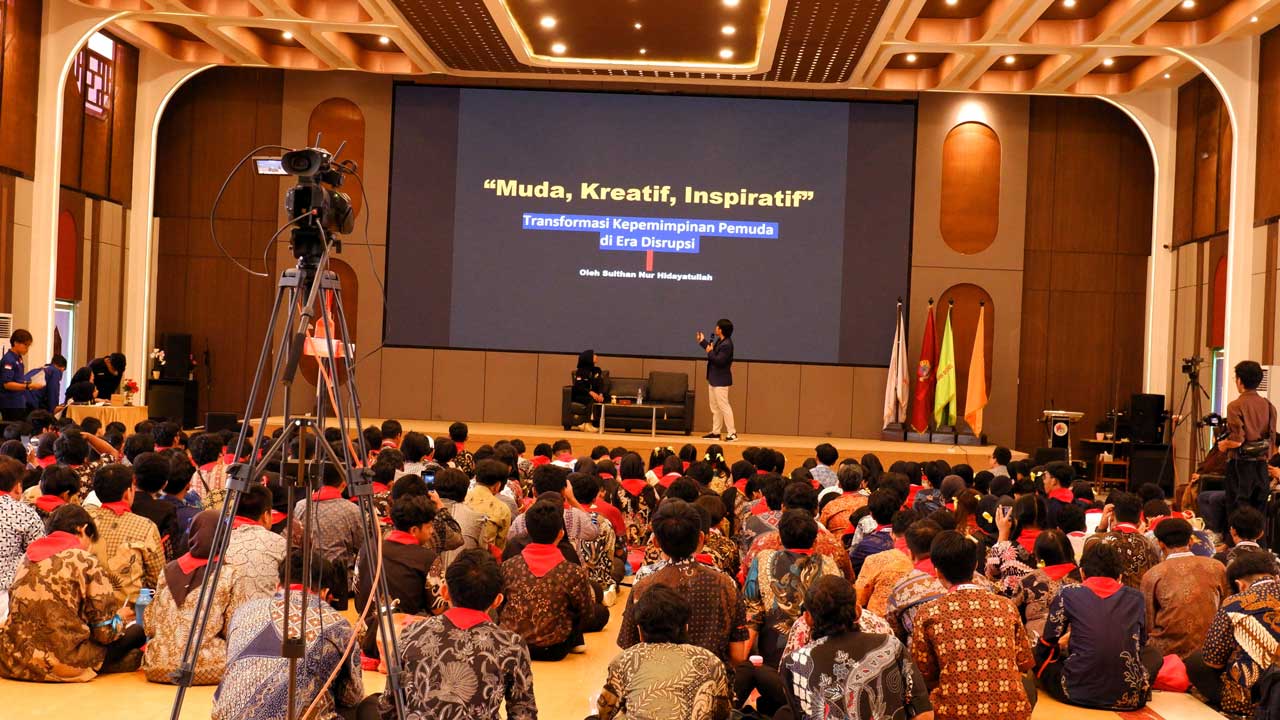 Sulthan Nur Hidayatullah, Pemuda Pelopor Bidang Sosial dan Budaya tahun 2020 Kota Balikpapan berbagi dengan Mahasiswa Baru 2025. Foto: Media Kreatif