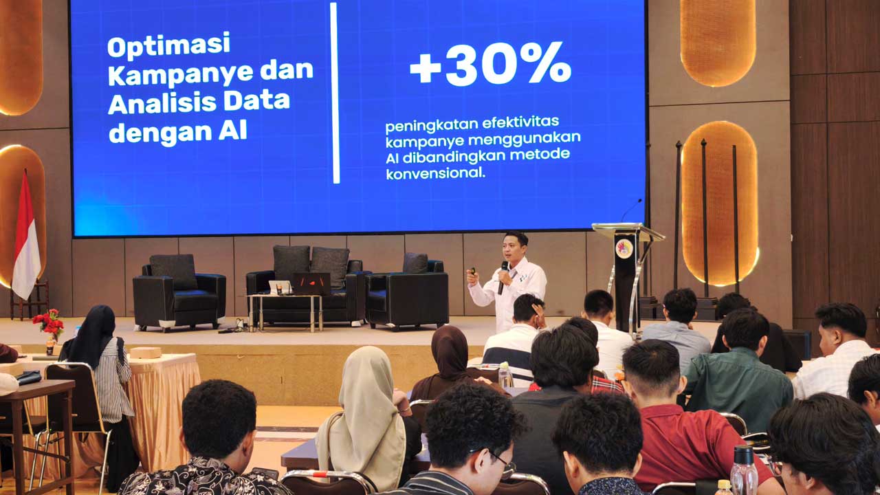 Narasumber Amir Iskandar mempresentasikan materinya. Foto: Vio/Media Kreatif