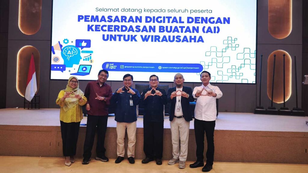 Foto bersama Humas Universitas Mulia Wahyu Nuralimyaningtyas, Dekan dan Wakil, Djumhadi dan Tri Sudinugraha, bersama Kepala BPSDMP Kominfo Banjarmasin Syarifuddin dan kedua narasumber, Istia Budi dan Amir Iskandar. Foto: Vio/Media Kreatif