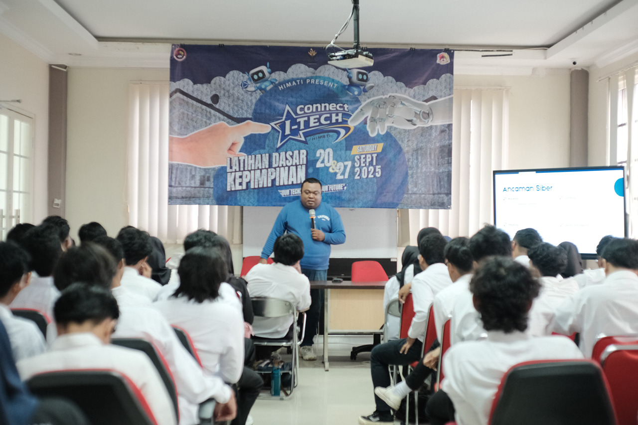 Menurut Dicky, di era di mana data adalah aset berharga, mahasiswa Teknologi Informasi dituntut untuk memahami ancaman siber dan cara membangun sistem yang aman dan terpercaya.