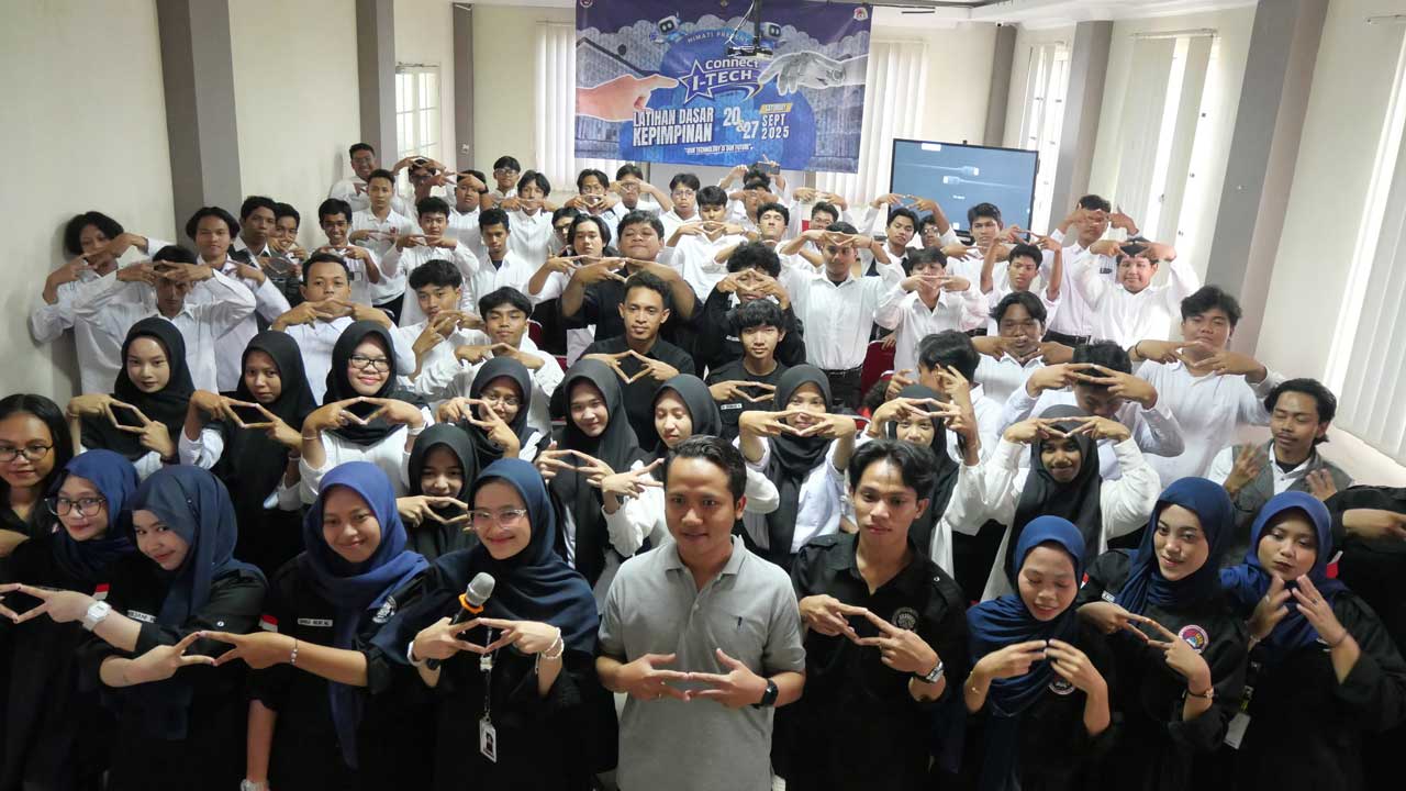 Kepala Program Studi Teknologi Informasi, Agus Wijayanto, S.Kom., M.Kom., menegaskan bahwa LDK merupakan wadah strategis untuk membentuk karakter, melatih kedisiplinan, serta mengasah keterampilan manajemen diri dan kerja sama tim. Foto: HIMATI