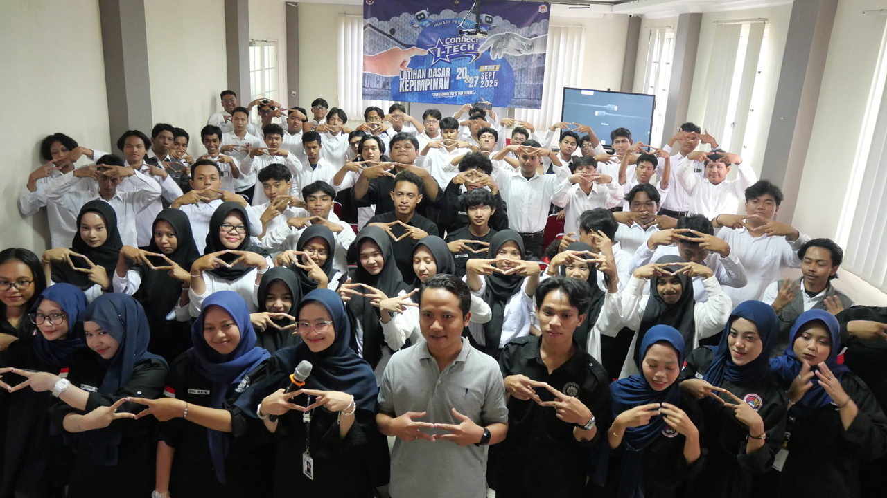 Kepala Program Studi Teknologi Informasi, Agus Wijayanto, S.Kom., M.Kom., menegaskan bahwa LDK merupakan wadah strategis untuk membentuk karakter, melatih kedisiplinan, serta mengasah keterampilan manajemen diri dan kerja sama tim. Foto: HIMATI