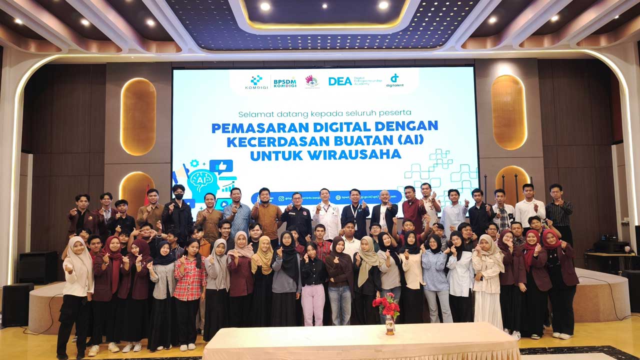 Foto bersama penyelenggara, yakni BPSDMP Kominfo Banjarmasi, Fakultas Ilmu Komputer Universitas Mulia, narasumber, panitia, dan sebagian peserta. Foto: Vio/Media Kreatif
