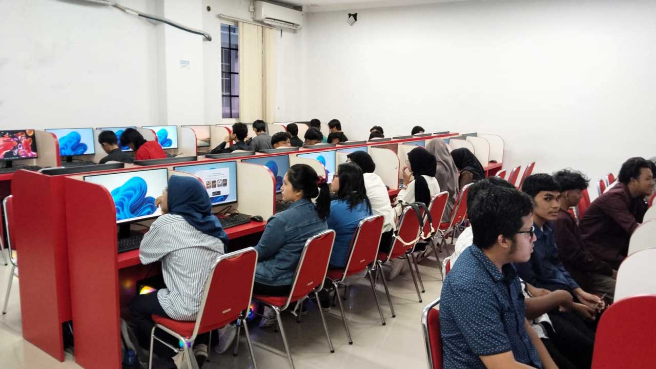 Mahasiswa Baru 2025 mengawali pembelajaran Matrikulasi di Lab Komputer, Senin (8/9/2025). Foto: Ibeni/Labkom