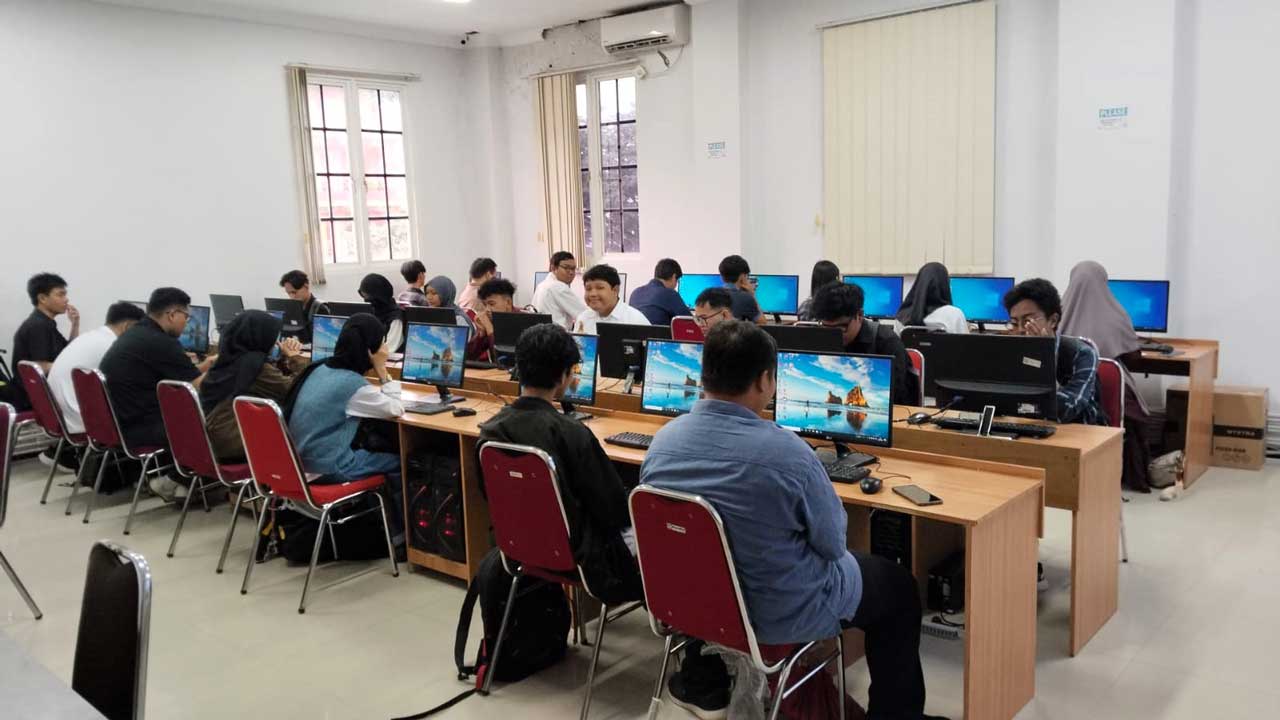 Mahasiswa Baru 2025 mengawali pembelajaran Matrikulasi di Lab Komputer, Senin (8/9/2025). Foto: Ibeni/Labkom