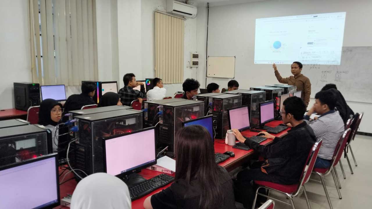 Dosen mengajar kelas matrikulasi untuk mahasiswa baru 2025, Senin (8/9/2025). Foto: Ibeni/Labkom