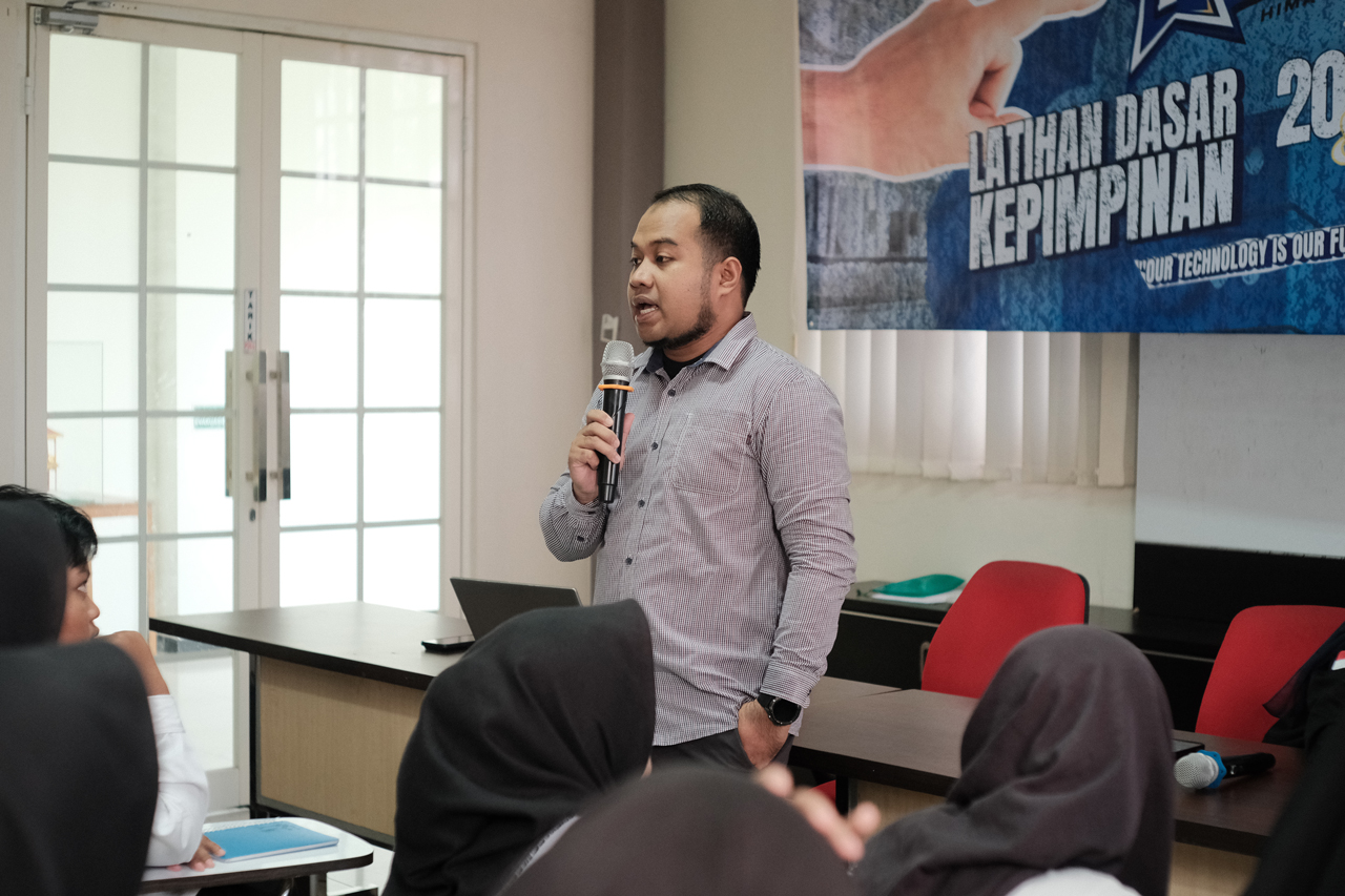 Riski Zulkarnain, S.Pd., M.Pd. memaparkan bahwa kemampuan komunikasi adalah senjata utama seorang pemimpin.