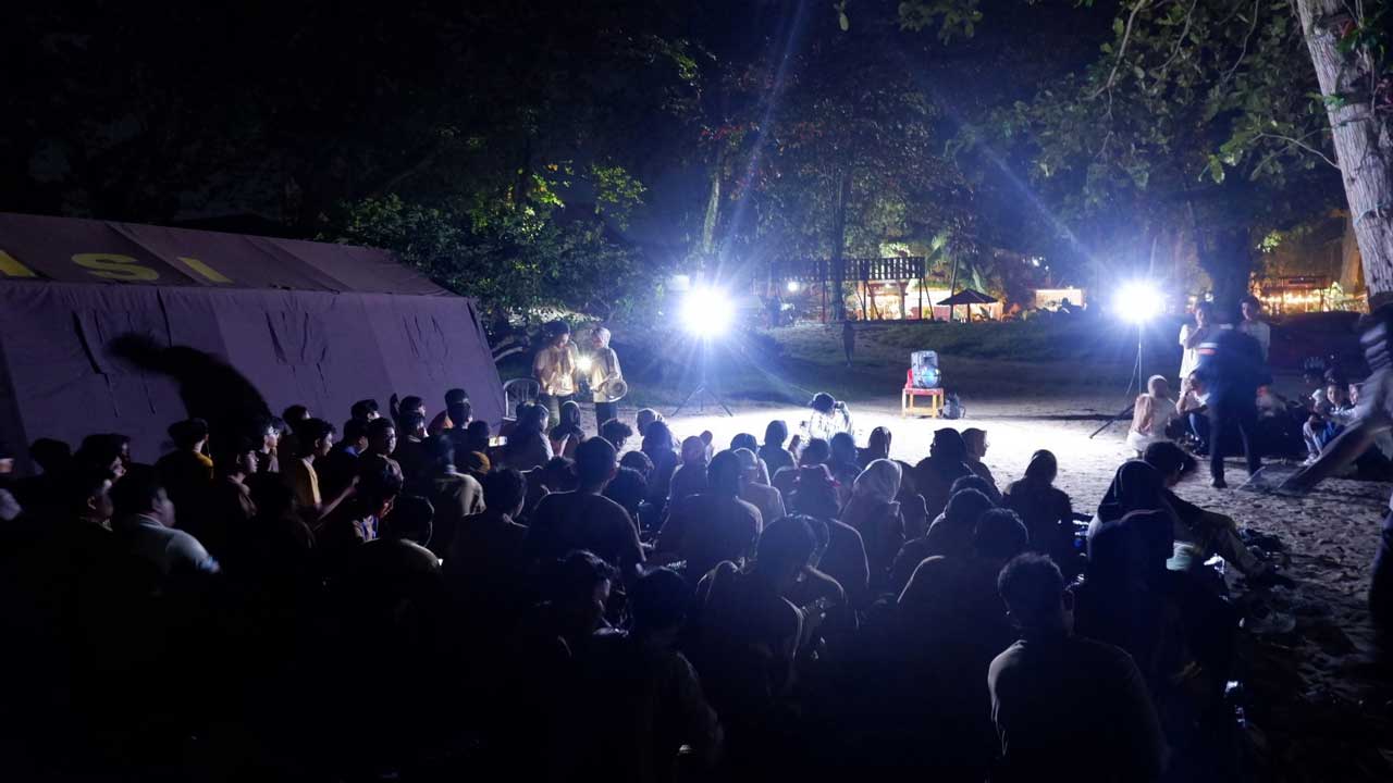 Mahasiswa menggelar malam keakraban pada Sabtu (27/9) malam. Foto: HIMATIKA