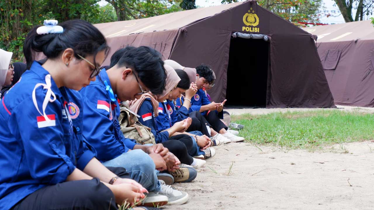 Mahasiswa berkumpul di depan tenda di lapangan SPN Brimob Stal kuda Balikpapan. Foto: HIMATIKA