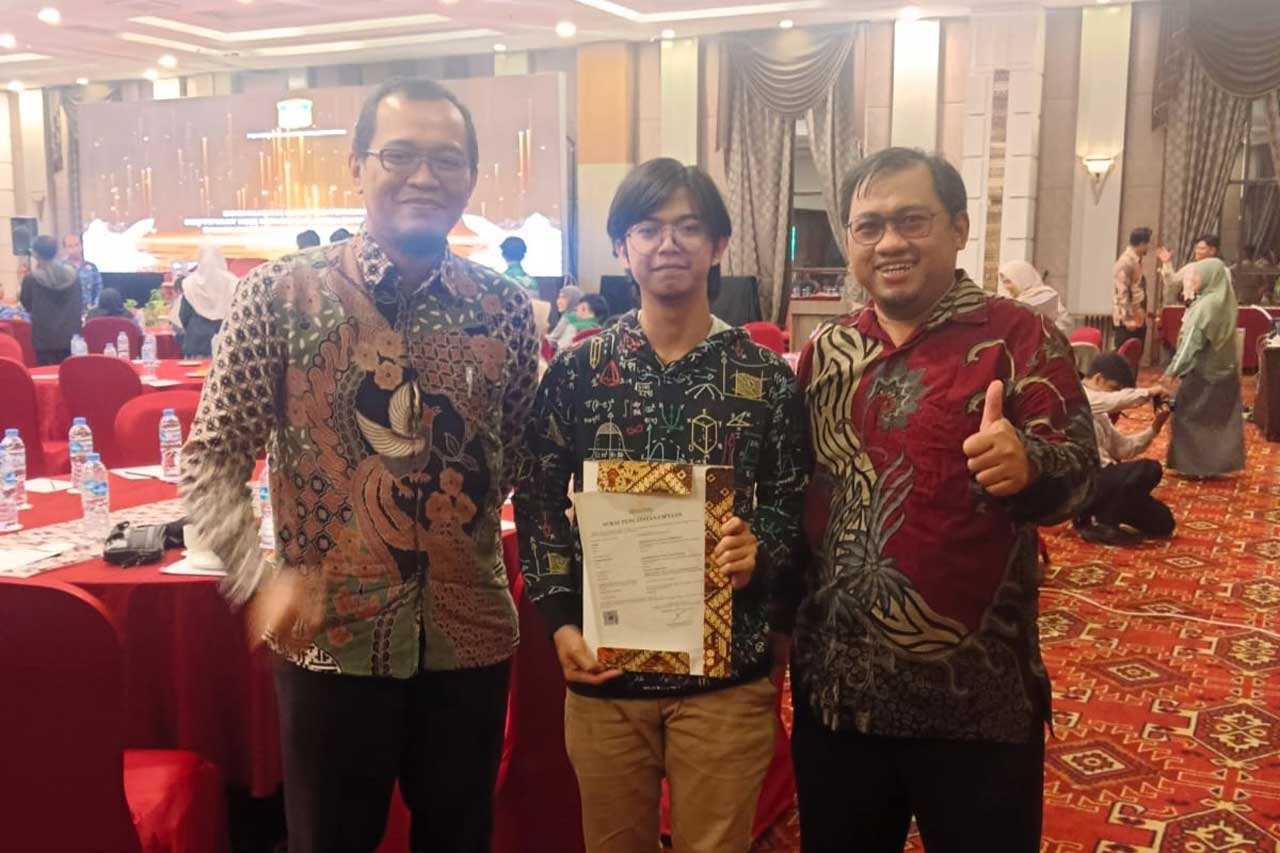 Faridan foto bersama Wakil Rektor Wisnu Hera dan dosen pembimbing M Safii. Foto Istimewa