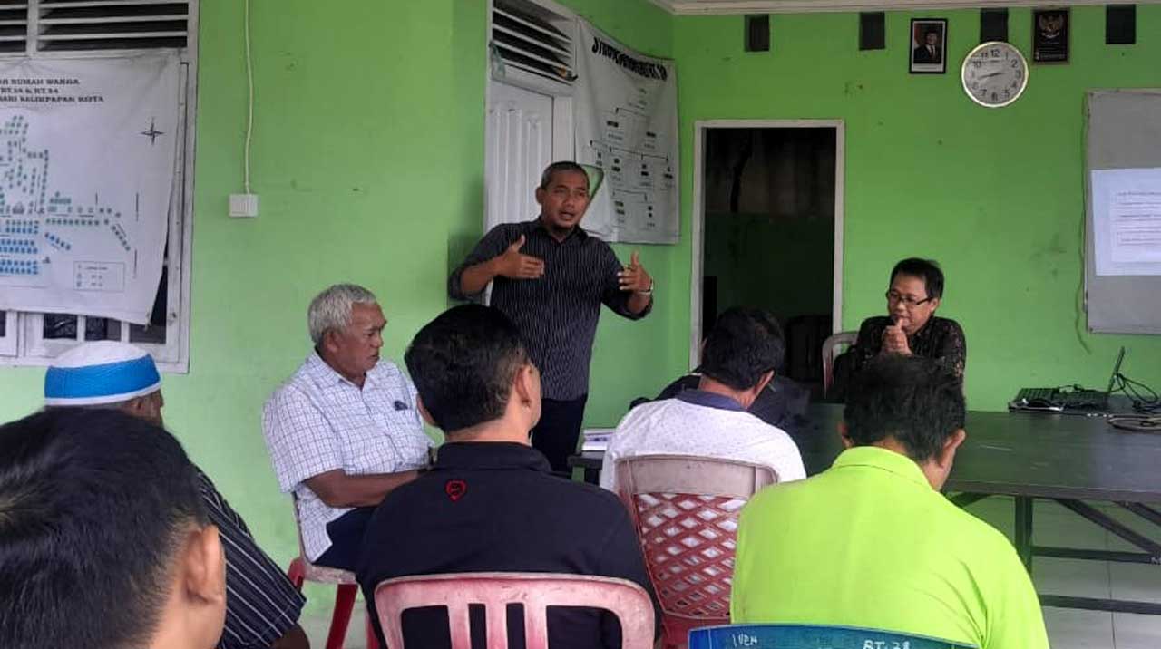 Dosen Istia Budi turut berdiskusi memberikan masukan penting pengembangan sistem informasi. Foto Serlina Kombong