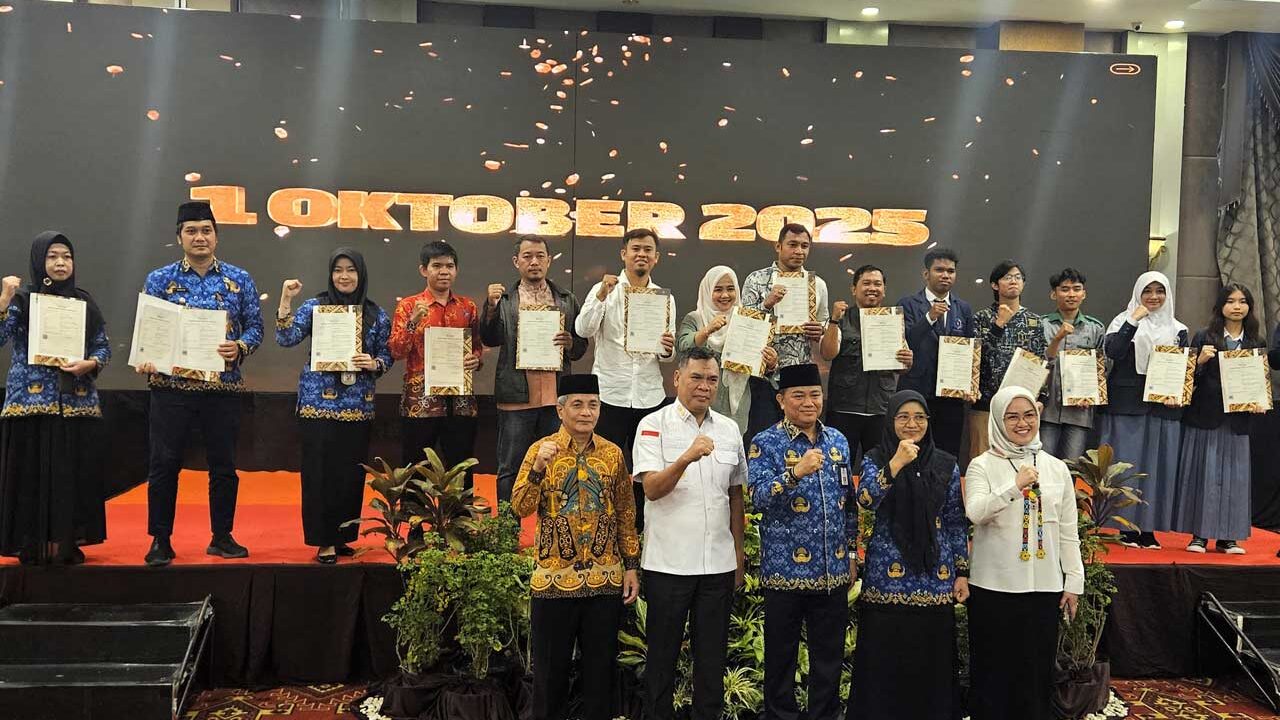 Barisan depan tampak Tenaga Ahli Wali Kota Balikpapan, Hendri, Kepala Divisi Pelayanan Hukum Kemenkum Ham Kaltim, Hanton Hazali, Asisten II Bidang Ekonomi dan Pembangunan Setda Balikpapan, Andi Muhammad Yusri Ramli, Kepala Bappeda Litbang Kota Balikpapan, Murni, dan Kepala Bidang Kekayaan Intelektual Kemenkum HAM Kaltim, Mia Kusuma Fitriana sedang foto bersama 15 penerima ertifikat hak cipta diserahkan secara simbolis kepada para pemenang Lomba Kreativitas dan Inovasi (Krenova) Balikpapan 2025. Foto: Istimewa