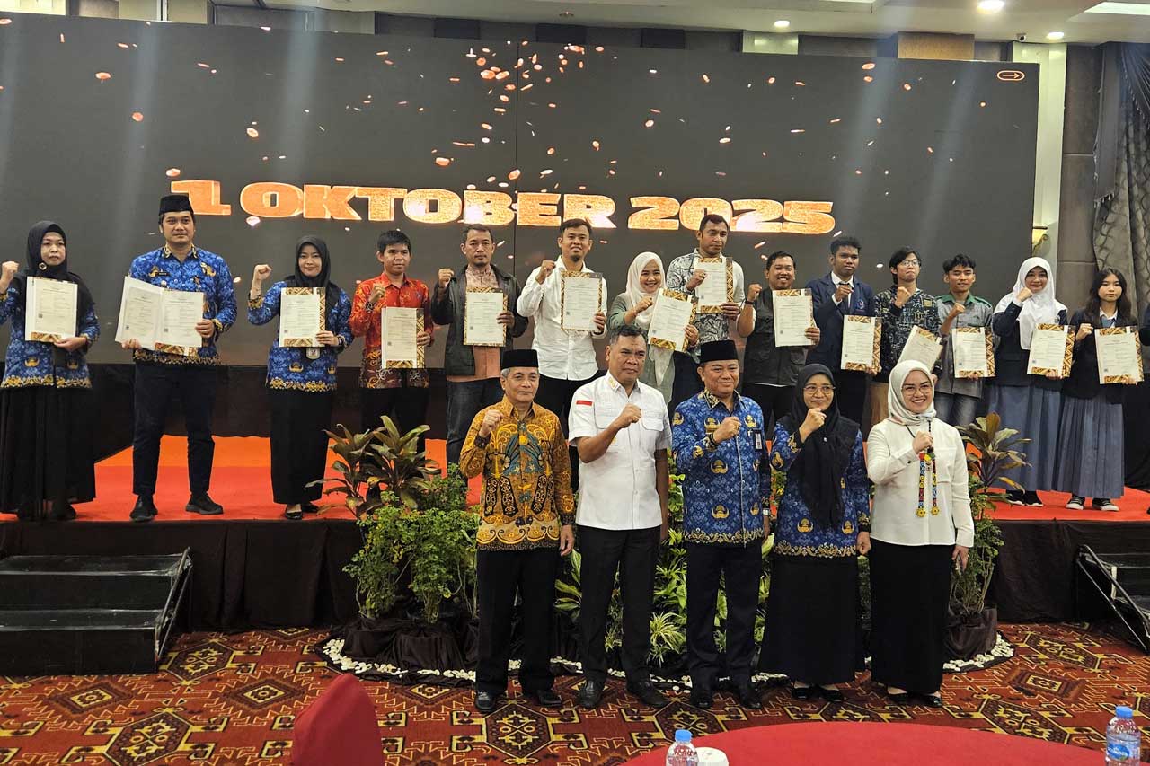 Barisan depan tampak Tenaga Ahli Wali Kota Balikpapan, Hendri, Kepala Divisi Pelayanan Hukum Kemenkum Ham Kaltim, Hanton Hazali, Asisten II Bidang Ekonomi dan Pembangunan Setda Balikpapan, Andi Muhammad Yusri Ramli, Kepala Bappeda Litbang Kota Balikpapan, Murni, dan Kepala Bidang Kekayaan Intelektual Kemenkum HAM Kaltim, Mia Kusuma Fitriana sedang foto bersama 15 penerima ertifikat hak cipta diserahkan secara simbolis kepada para pemenang Lomba Kreativitas dan Inovasi (Krenova) Balikpapan 2025. Foto: Istimewa