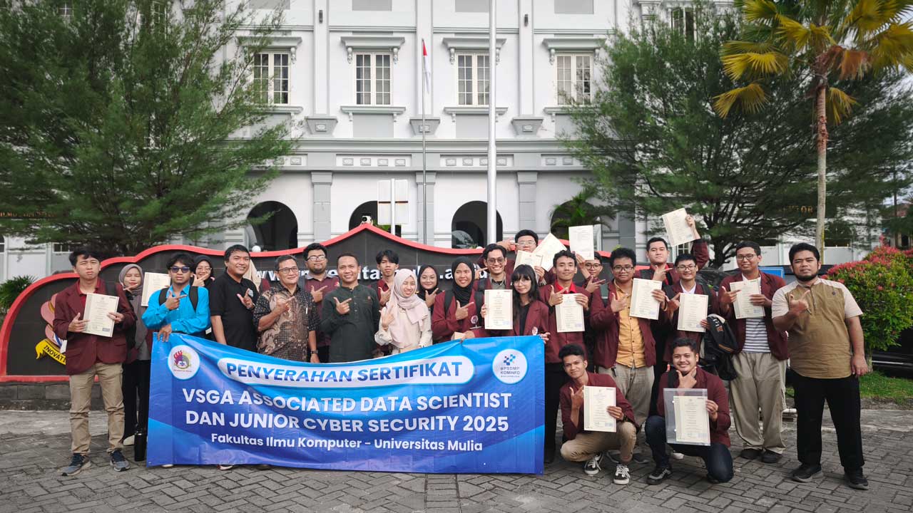 27 mahasiswa dari Prodi S1 Teknologi Informasi dan S1 Sistem Informasi penerima Sertifikat Kompetensi BNSP foto bersama Dekan dan Wakil Dekan serta kaprodi masing-masing di depan kampus utama, Jumat (3/10). Foto: Media Kreatif