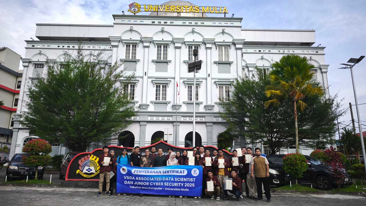 27 mahasiswa dari Prodi S1 Teknologi Informasi dan S1 Sistem Informasi penerima Sertifikat Kompetensi BNSP foto bersama Dekan dan Wakil Dekan serta kaprodi masing-masing di depan kampus utama, Jumat (3/10). Foto: Media Kreatif