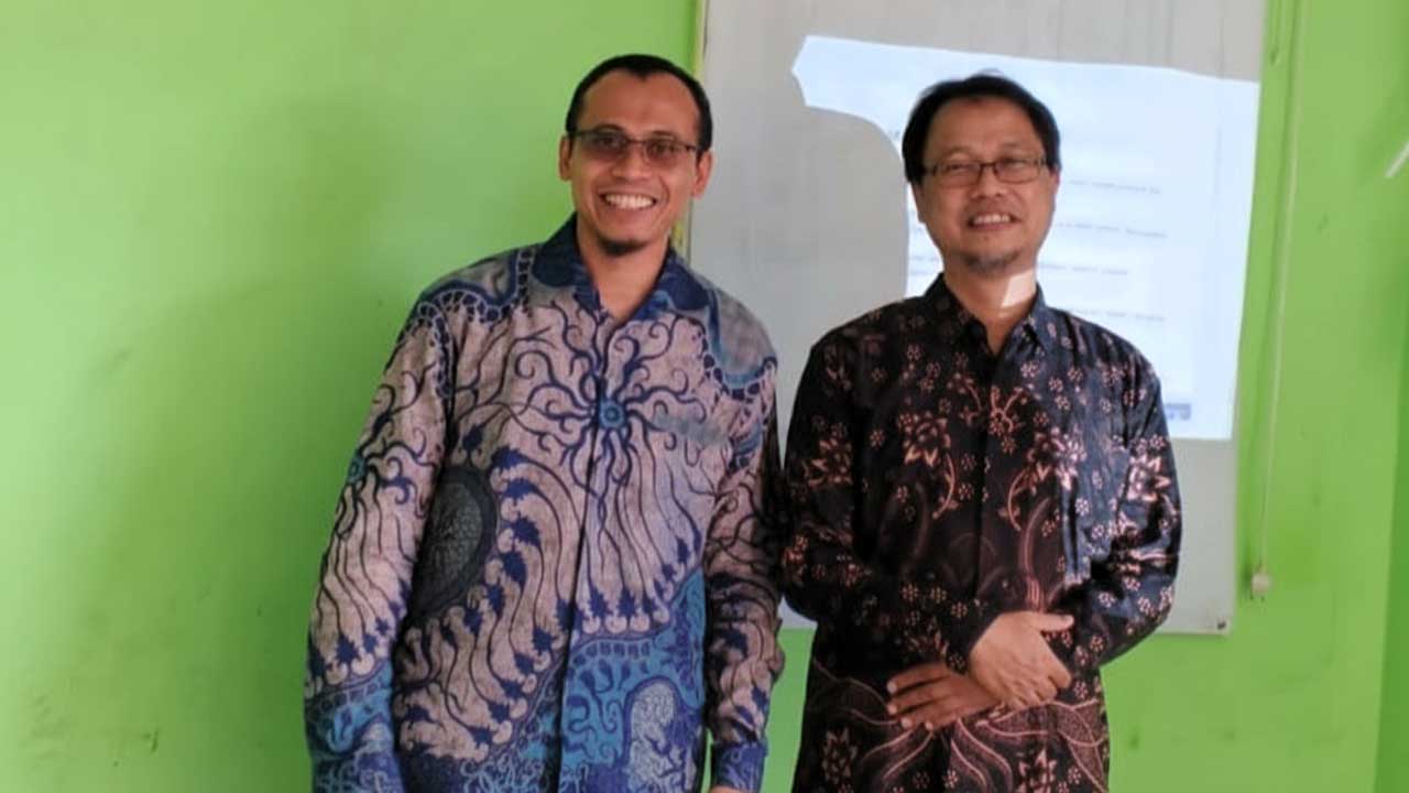 dr. Fajar Rudy Qimindra, Sp.N., F-MIN, CIPS, FIPP, AIFO-K foto bersama Subur Anugerah, tim pengembang sistem informasi. Foto: Ridwansyah