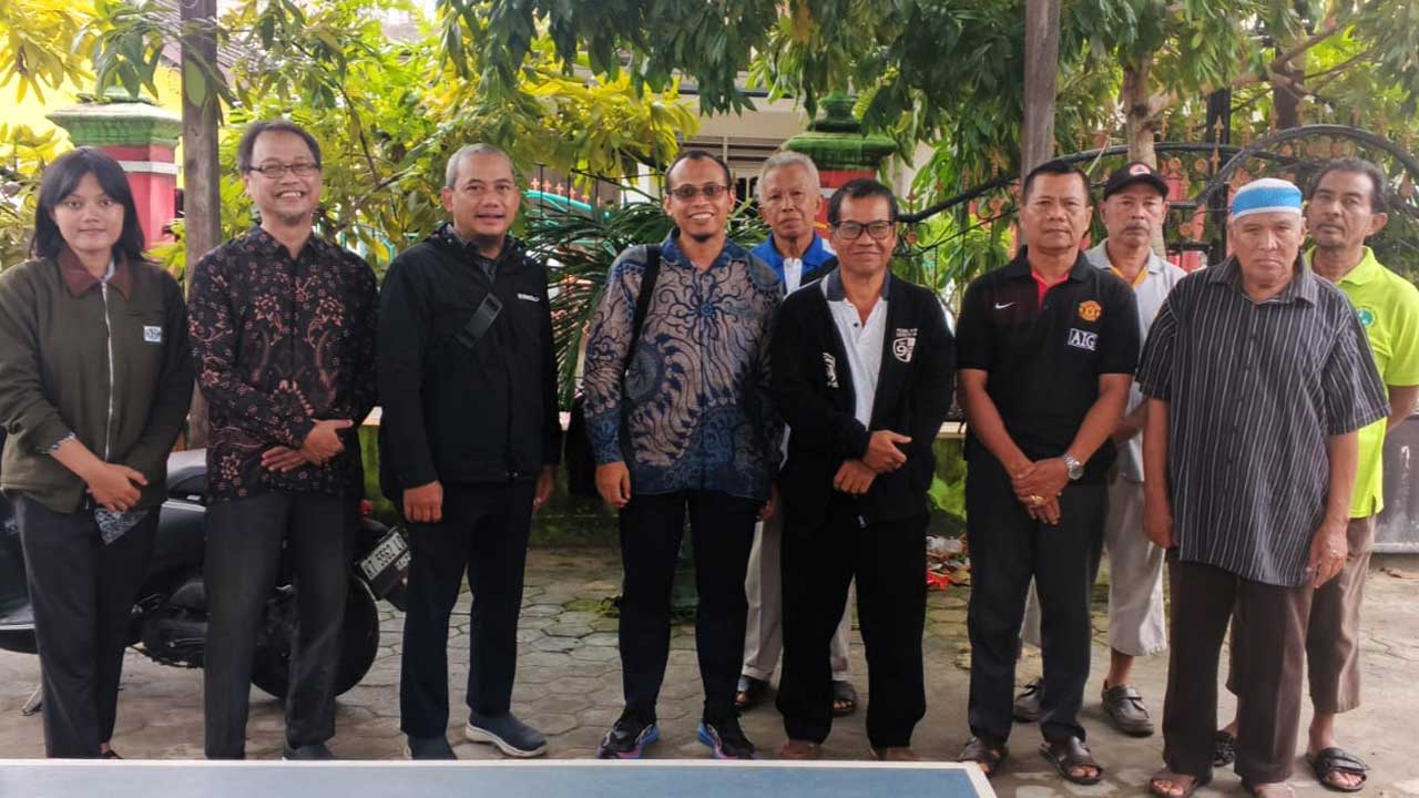 Foto bersama tim peneliti dari Universitas Mulia, dokter Fajar Rudy Qimindra, Ketua PPSI H. Ridwansyah Heman, dan pengurus PPSI. Foto: Istimewa