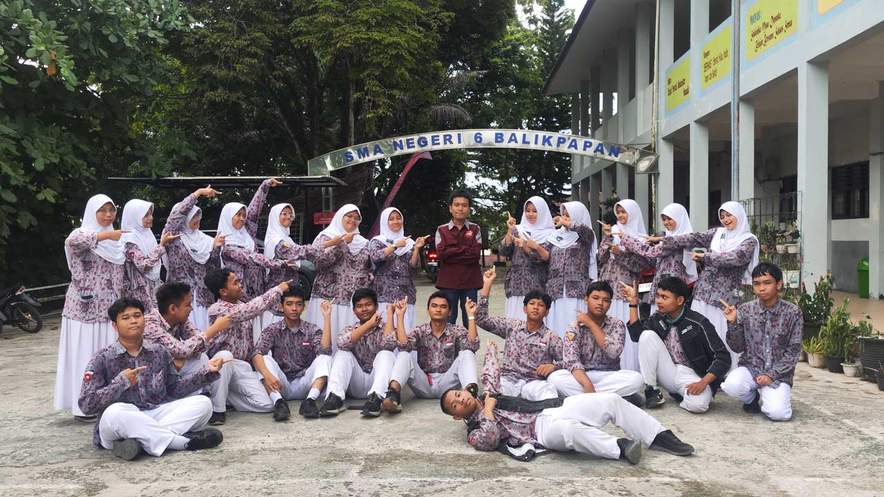 Hanif foto bersama dengan para siswa SMAN 6 Balikpapan. Foto: UKM DSC