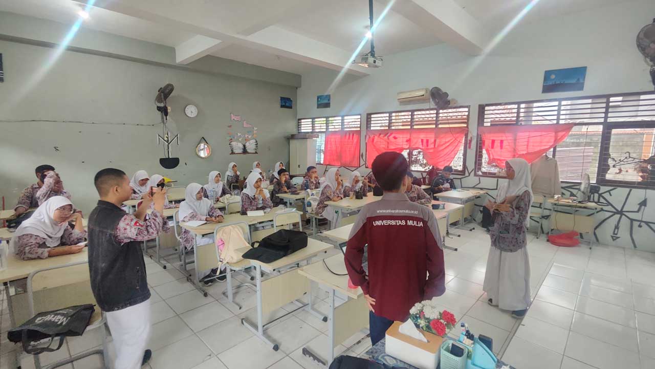 Hanif saat menemani siswa latihan presentasi. Foto: UKM DSC